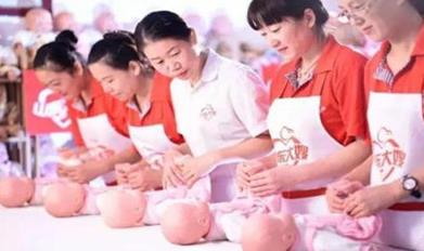 这家培训学校的育婴师培训内容丰富吗？