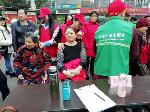 【学雷锋：龙人志愿者在行动】