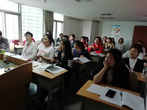 热烈庆祝龙人学校第116期小儿推拿开班啦